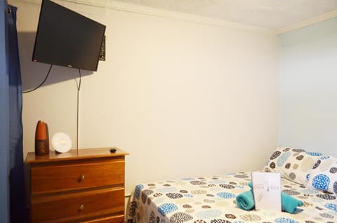 Bed, TV and multimedia, Photo of the whole room, Bedroom