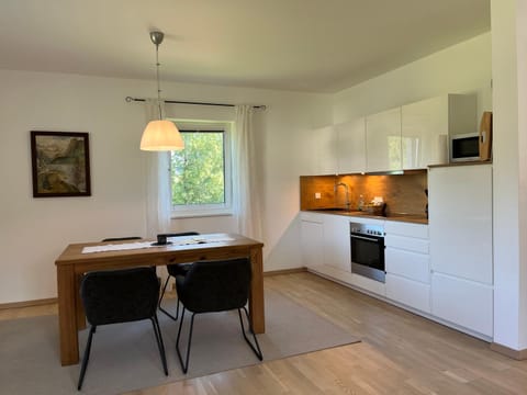 Kitchen or kitchenette, Dining area, dishwasher, minibar, pet friendly