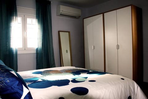 Bed, Photo of the whole room, Bedroom, wardrobe, air conditioner