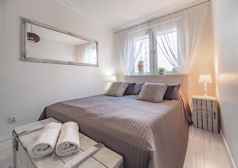 Bed, Bedroom, towels, towels