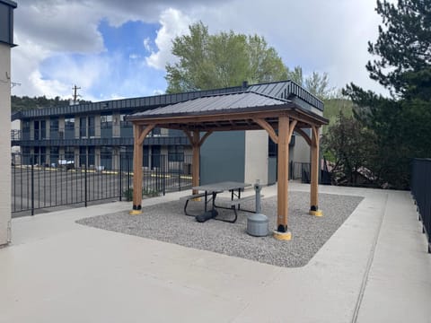 Seating area, Area and facilities