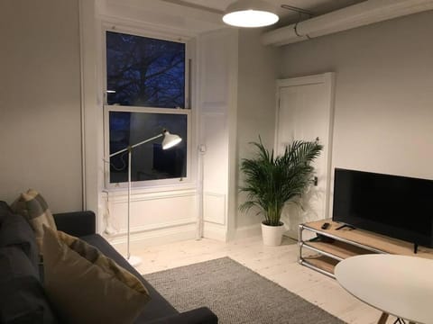 Relax In Style In Edinburghs Buzzing West End Apartment in Edinburgh