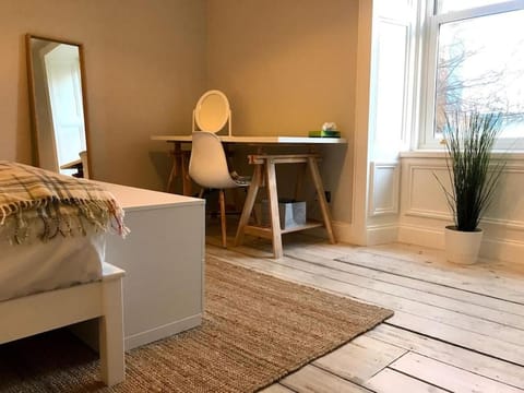 Relax In Style In Edinburghs Buzzing West End Apartment in Edinburgh