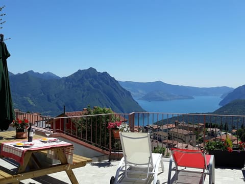 View (from property/room), Balcony/Terrace, City view, Lake view, Mountain view