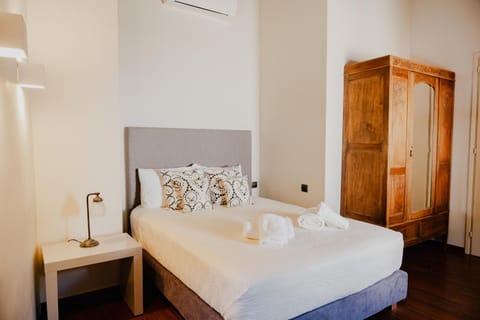 Bed, Bedroom, towels, wardrobe