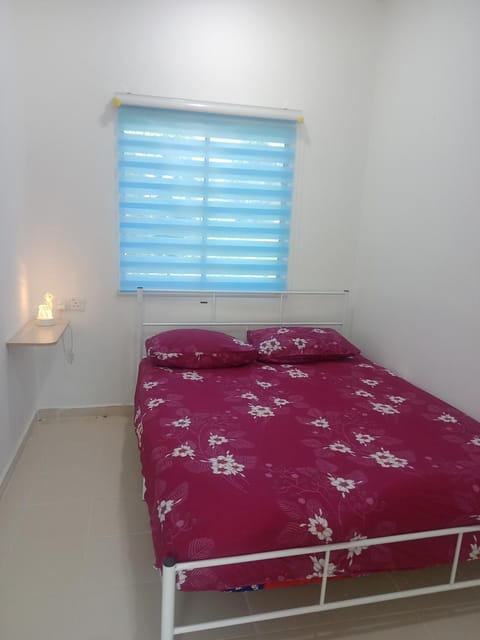 Chalet HSNZ KTCC RM50 aircond homestay RM100 Kakmah pantai timur guest house Kuala Terengganu Chalet in Terengganu, Malaysia