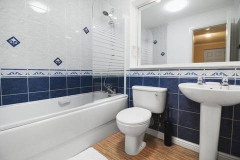 Shower, Toilet, Nearby landmark, Restaurant/places to eat, Day, Neighbourhood, Natural landscape, Winter, Bowling, Casino, Children play ground, Nightclub / DJ, Bathroom, Beach, Aqua park, Tennis court, Evening entertainment, On site, Supermarket/grocery shop, Shopping Area, Swimming pool