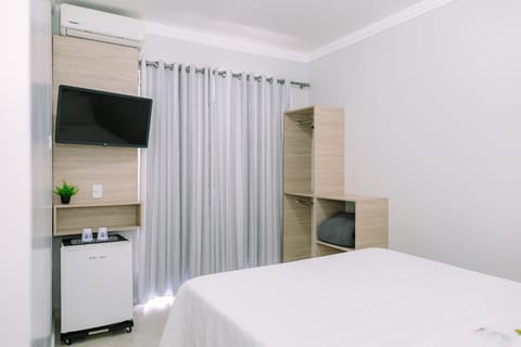 Bed, TV and multimedia, Photo of the whole room, Bedroom, minibar, air conditioner