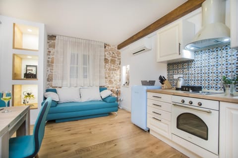 Coffee/tea facilities, Kitchen or kitchenette, Living room, Seating area, Dining area, oven, pet friendly, stove