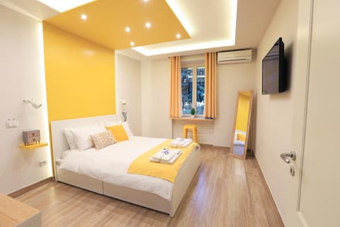 Bed, TV and multimedia, Photo of the whole room, Bedroom, Garden view