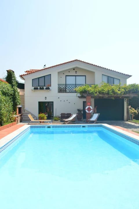 Property building, Day, Pool view, Swimming pool, sunbed