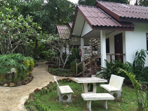Baansanook Resort & Swimming Pool Inn in Koh Chang Tai