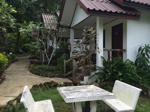 Baansanook Resort & Swimming Pool Inn in Koh Chang Tai