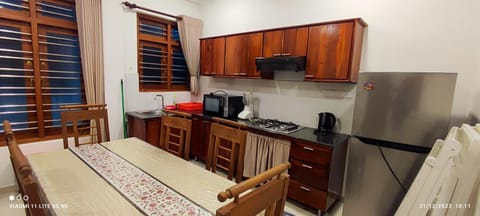 Coffee/tea facilities, Kitchen or kitchenette, Dining area, minibar, oven, stove, toaster