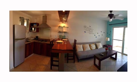 Kitchen or kitchenette, Living room, Seating area, Dining area