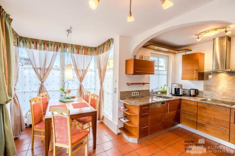 Kitchen or kitchenette, Photo of the whole room, Seating area, Dining area
