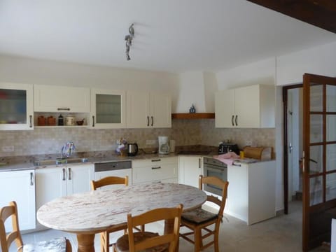 Kitchen or kitchenette, Dining area, dishwasher, minibar, pet friendly, stove, toaster