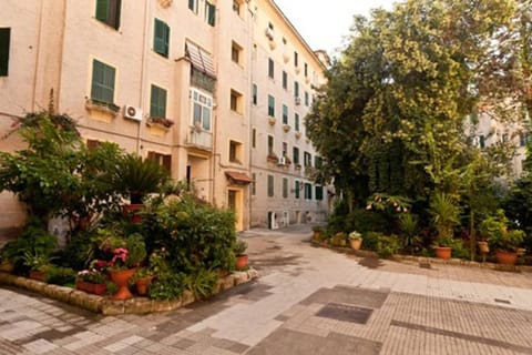 Property building, Facade/entrance, Garden, Floor plan, Garden view