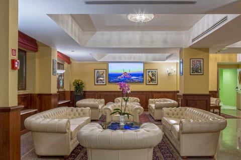 Communal lounge/ TV room, Lobby or reception