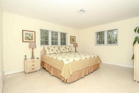 Oleander Drive - Coquina Sands House in Naples