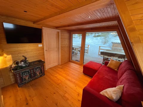 Communal lounge/ TV room, Garden view