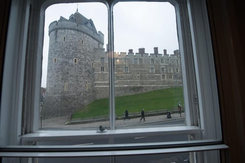 Central Windsor Apartment Facing the Castle Apartment in Windsor