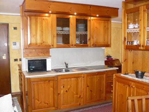 Charme a Cervinia Downtown Ski in-Ski out Apartment in Breuil-Cervinia