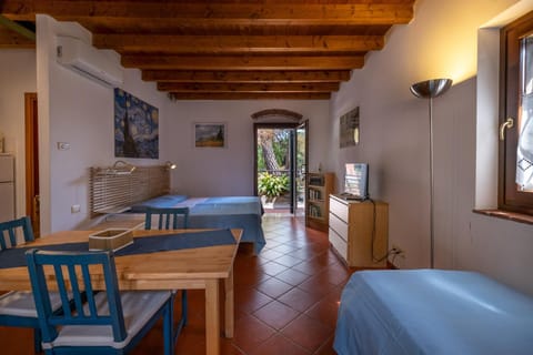 Photo of the whole room, Seating area