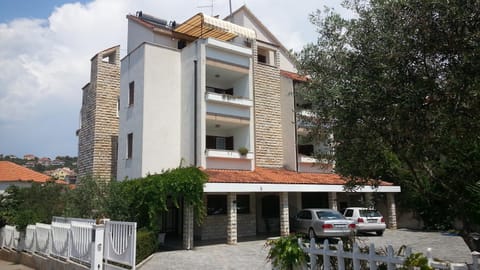 Apartments Vojin Condominio in Okrug Gornji