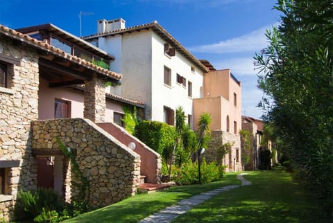 Facade/entrance, Garden view