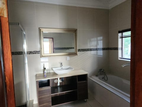 Bryanston Drive Elegant Guesthouse & Boardroom Facilities Bed and breakfast in Sandton