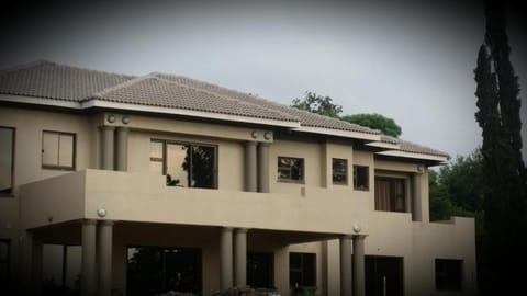 Bryanston Drive Elegant Guesthouse & Boardroom Facilities Bed and breakfast in Sandton
