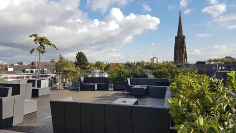 Property building, View (from property/room), Balcony/Terrace, Seating area, City view