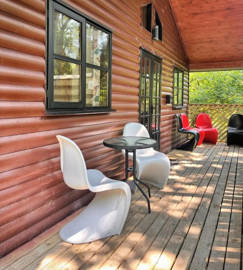 Hot Tub, Seating area