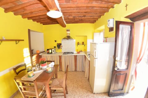 Kitchen or kitchenette, Dining area, minibar, stove