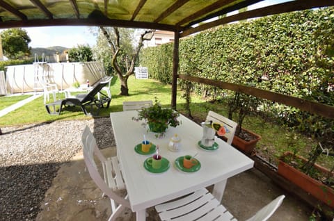 Patio, Day, Garden, Seating area, Dining area