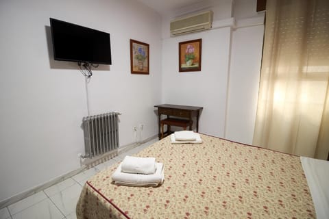 Bed, TV and multimedia, Photo of the whole room, Bedroom, internet, towels, air conditioner