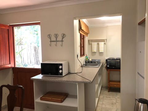 Kitchen or kitchenette, minibar, oven, pet friendly, stove, toaster