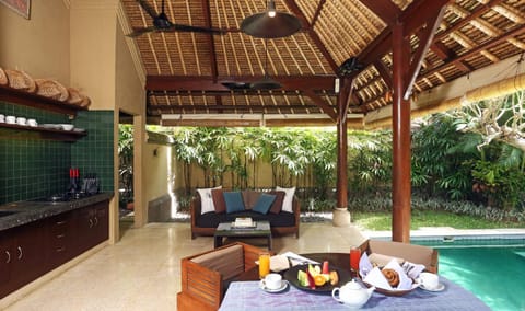 Seating area, Dining area, kitchen