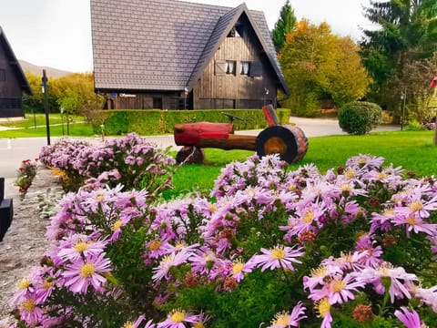 Plitvice Luxury Etno Garden Camping /
Complejo de autocaravanas in Plitvice Lakes Park