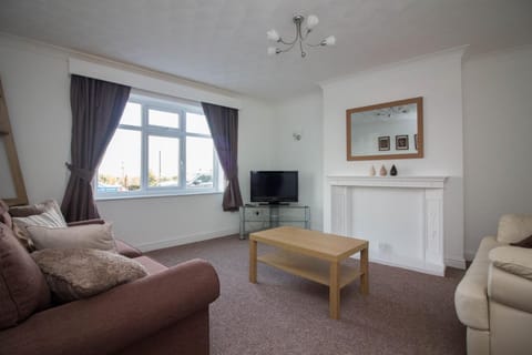 Lovely Sea Front House in Cleethorpes - sleeps 6 Condo in Cleethorpes