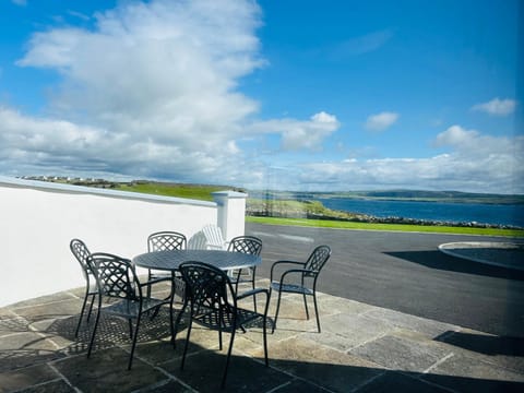 Beside the sea & minutes from Cliffs-Clahane Shore Lodge Casa in County Clare