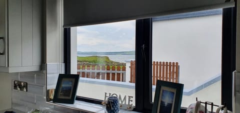 Beside the sea & minutes from Cliffs-Clahane Shore Lodge House in County Clare