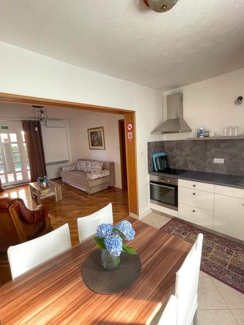 Kitchen or kitchenette, Living room, Seating area, Dining area, pet friendly, stove