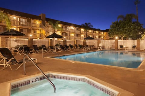 Ramada by Wyndham Costa Mesa/Newport Beach Hotel in Costa Mesa