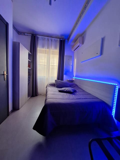 Bed, TV and multimedia, Photo of the whole room