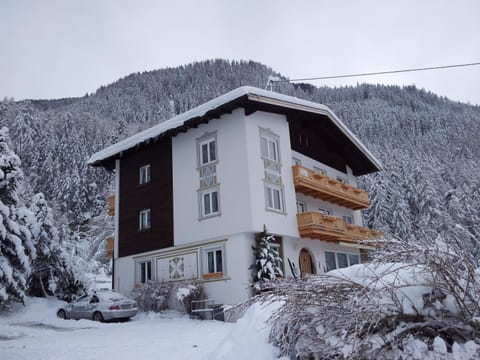 Facade/entrance, Winter