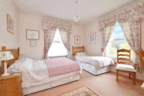 Sunny Bank Guest House Bed and Breakfast in Hythe