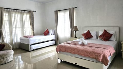 Bed, Photo of the whole room, Seating area, Bedroom, towels, wardrobe