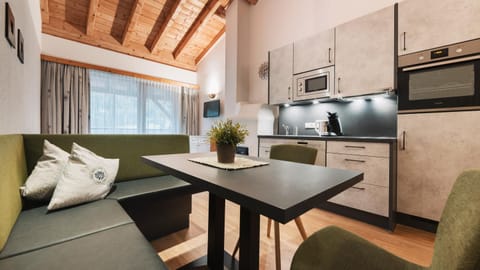 Kitchen or kitchenette, Seating area, Dining area, dishwasher, minibar, stove